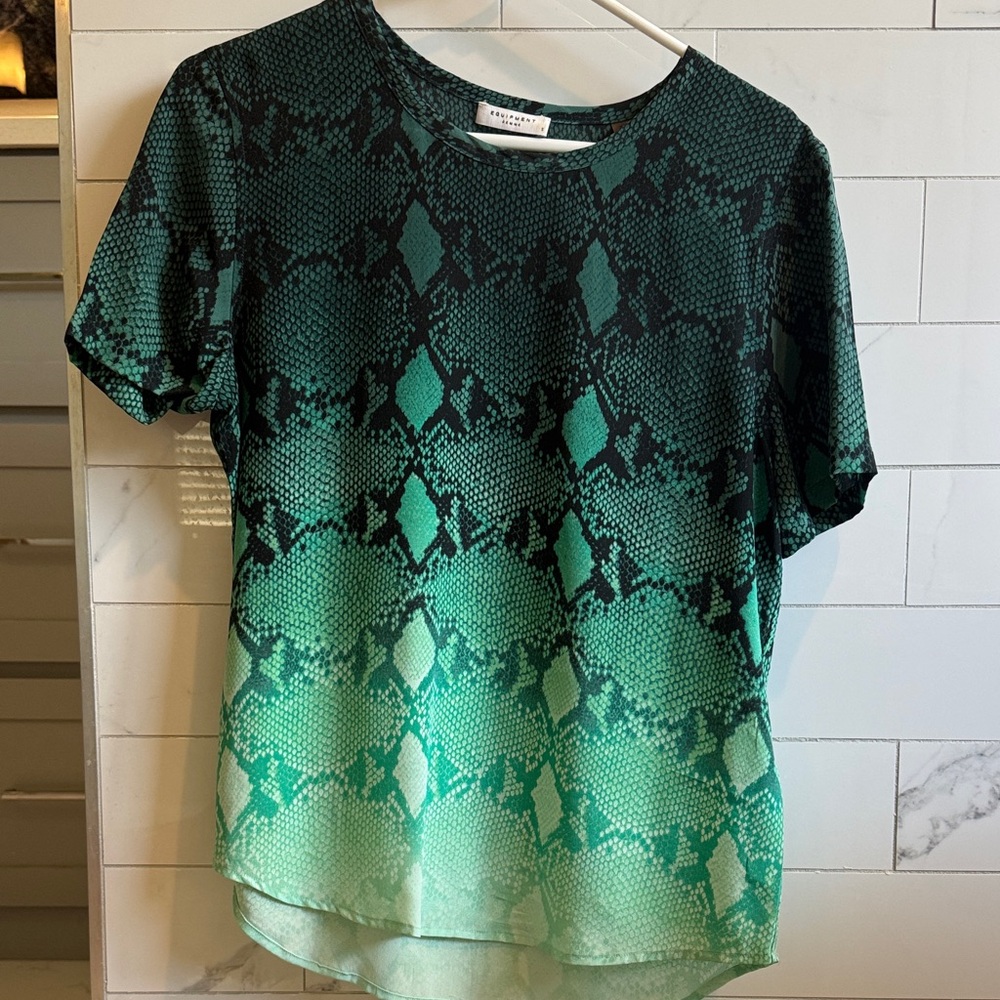 Equipment Green Snake Print Short Sleeve Top silk